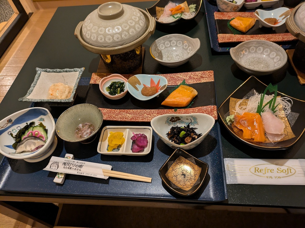 ビジネスプランの夕食、これにプラスごはんと味噌汁付き