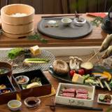 囲炉裏を囲んで
炭火焼きの朝食 / 1