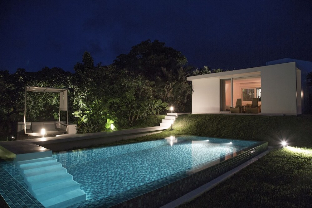 夜のプライベートプール 一例