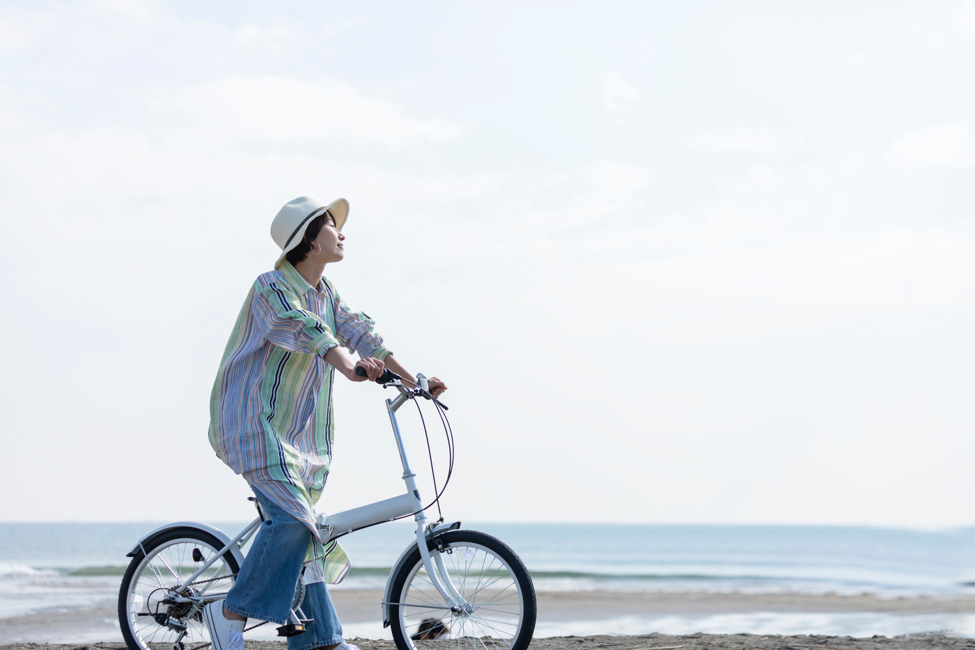 女性　青空　リラックス　サイクリング