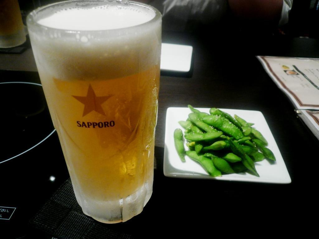 「やま中 赤坂店」料理 807056 とりあえずのビール　付き出しは枝豆