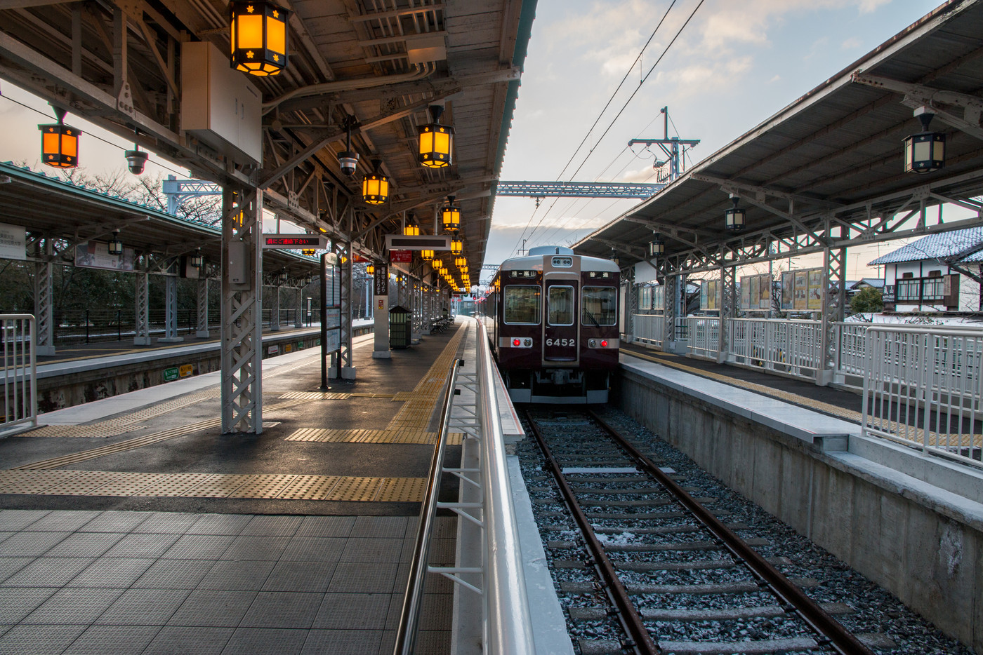 朝の阪急電車嵐山駅