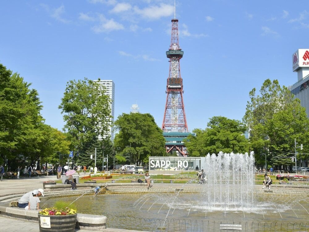 観光名所にぐるりと囲まれた札幌のオアシス「大通公園」3948798