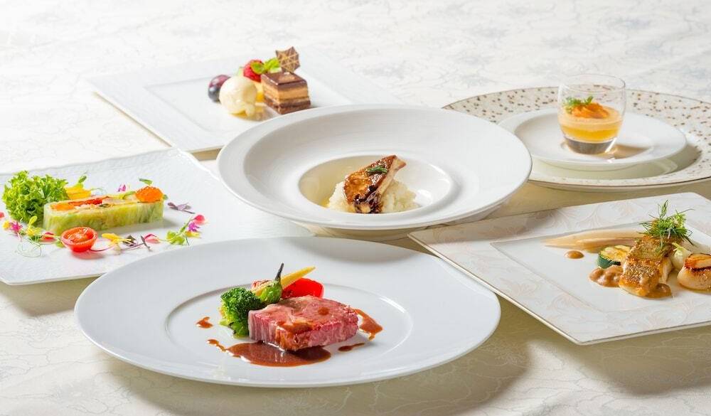 お肉とワインで乾杯
「ダイニング19」 / 1