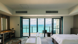 プレミアム ルーム シングルベッド 2 台 バルコニー オーシャンフロント