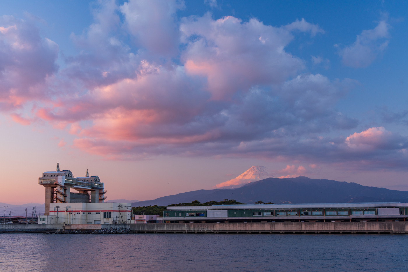 （静岡県）我入道から望む、沼津魚市場・びゅうお・富士山　夕景