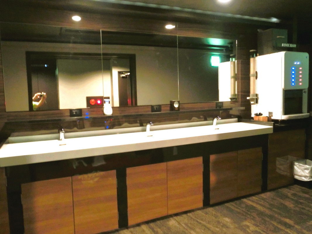 エレベーター前の洗面台