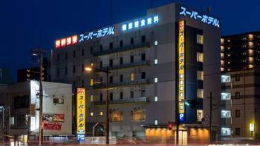 施設の正面 (日没後) / 3