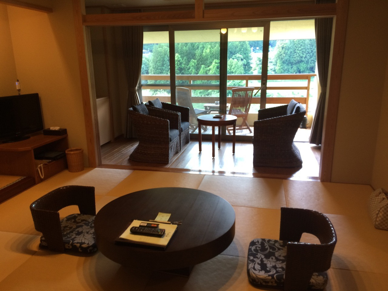 浴衣を着てのんびりと。大人のための全室半露天風呂付き旅館3349354