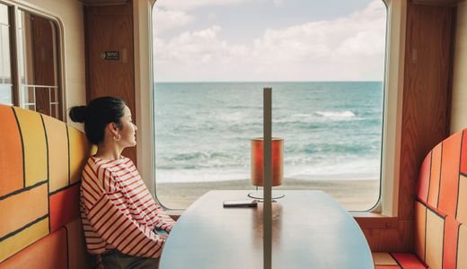 観光列車で穏やかなひとときを。非日常に浸れる春旅へ出かけよう