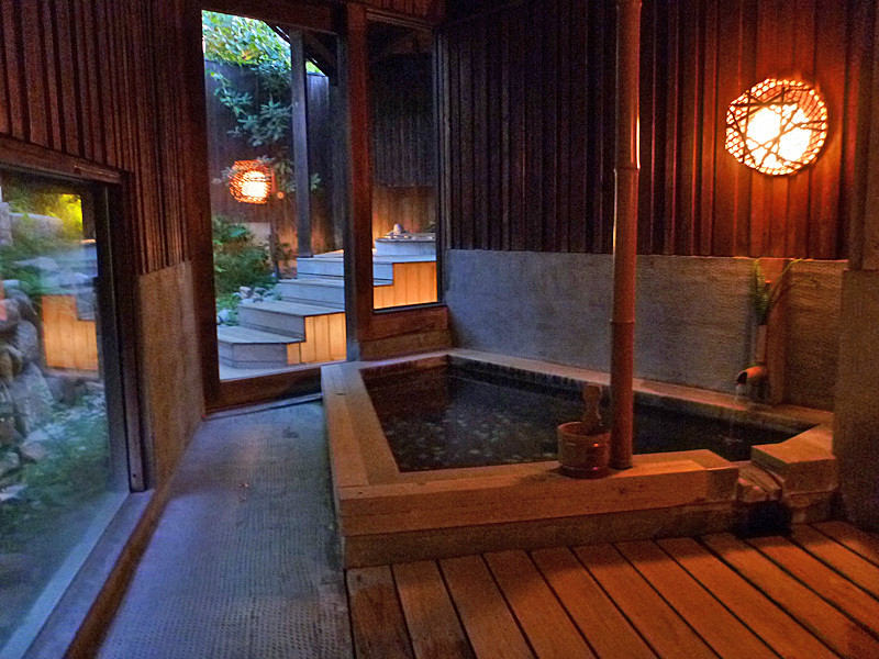 島の空気を感じながらつかるやわらかな湯4276425