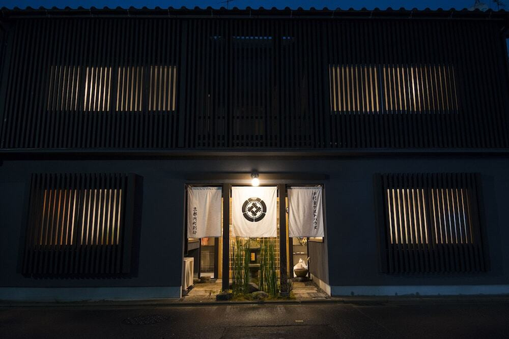 施設の正面 (日没後)