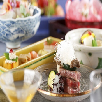 高台に佇み、何もしない贅沢をふたりで堪能4240320