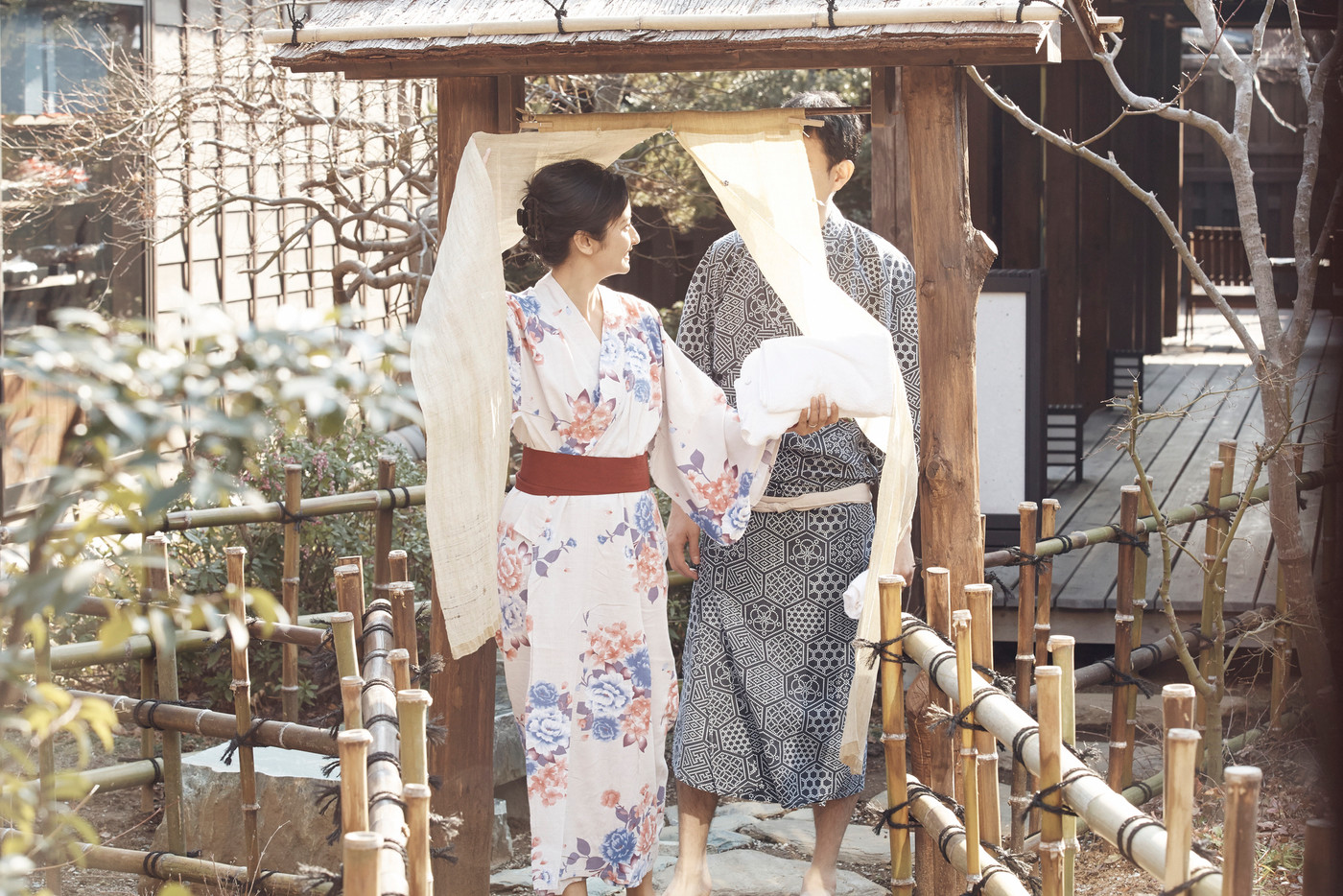 温泉旅行を楽しむ男女