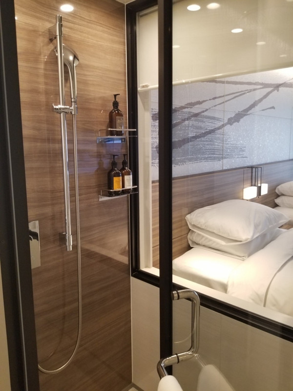 客室はシャワーのみでした