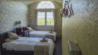 デザイン ルーム シングルベッド 2 台 パーシャルシービュー