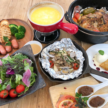 ドリンク片手に、焚き火タイム。“白馬の森”を2人占めする贅沢な夜4259798