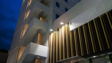 施設の正面 (日没後) / 1