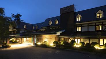 施設の正面 (日没後) / 2