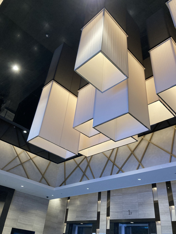 玄関口のシャンデリア