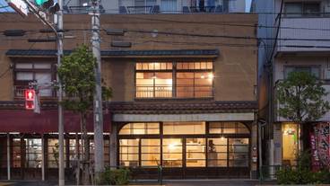 施設の正面 (日没後) / 2