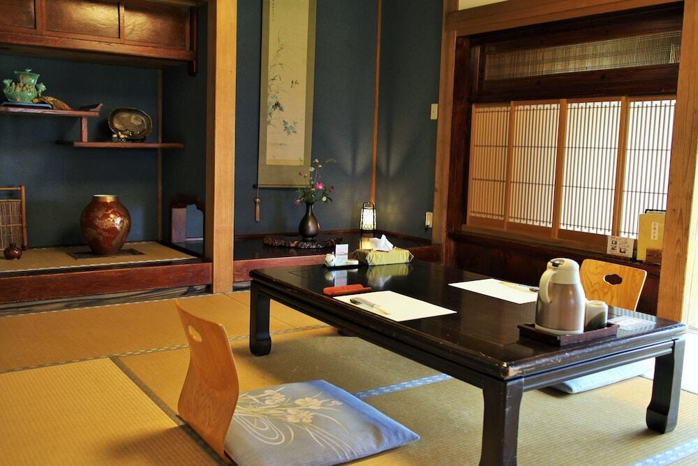 客室内のダイニングエリア