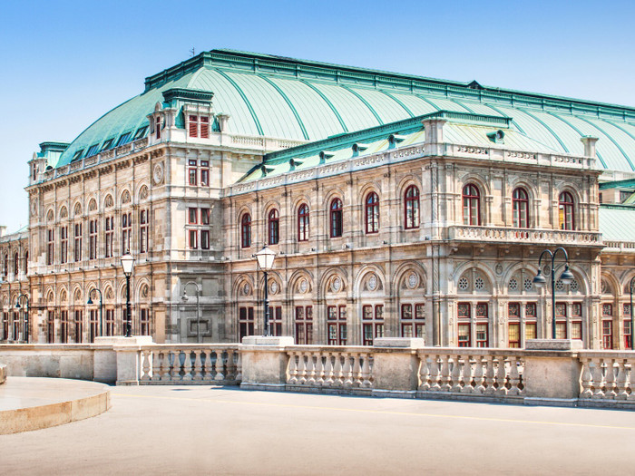 時季によっては劇場の外にスクリーンが設置され、無料で公演の中継を見ることができます