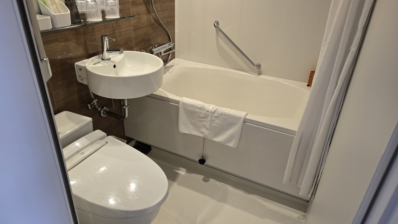 浴槽はオーバルで広めです