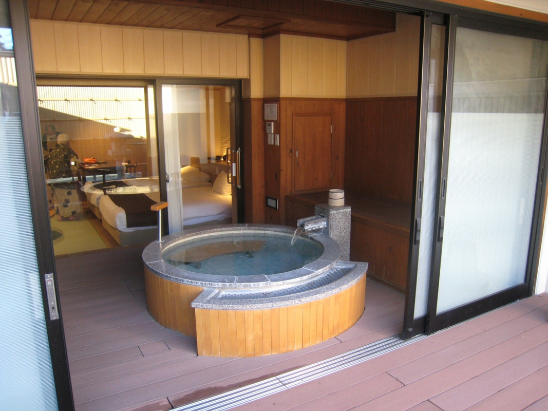 山水亭310号室の露天風呂はジェットバスにライトアップ機能