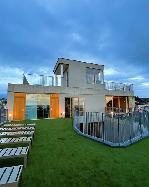 開放的なルーフテラスでは、挙式をすることも可能 / 1