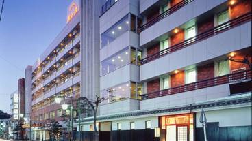 施設の正面 (日没後) / 1