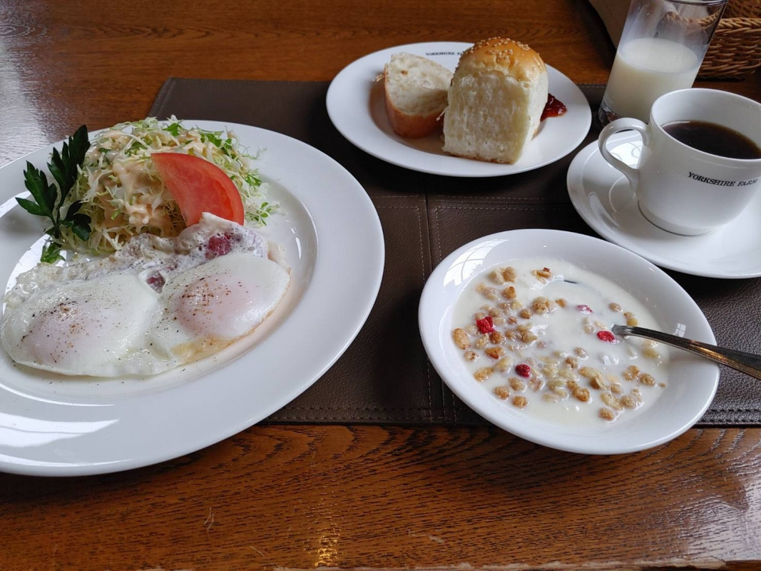 朝食は出来たての目玉焼き。珈琲、パンやシリアルはセルフで。
