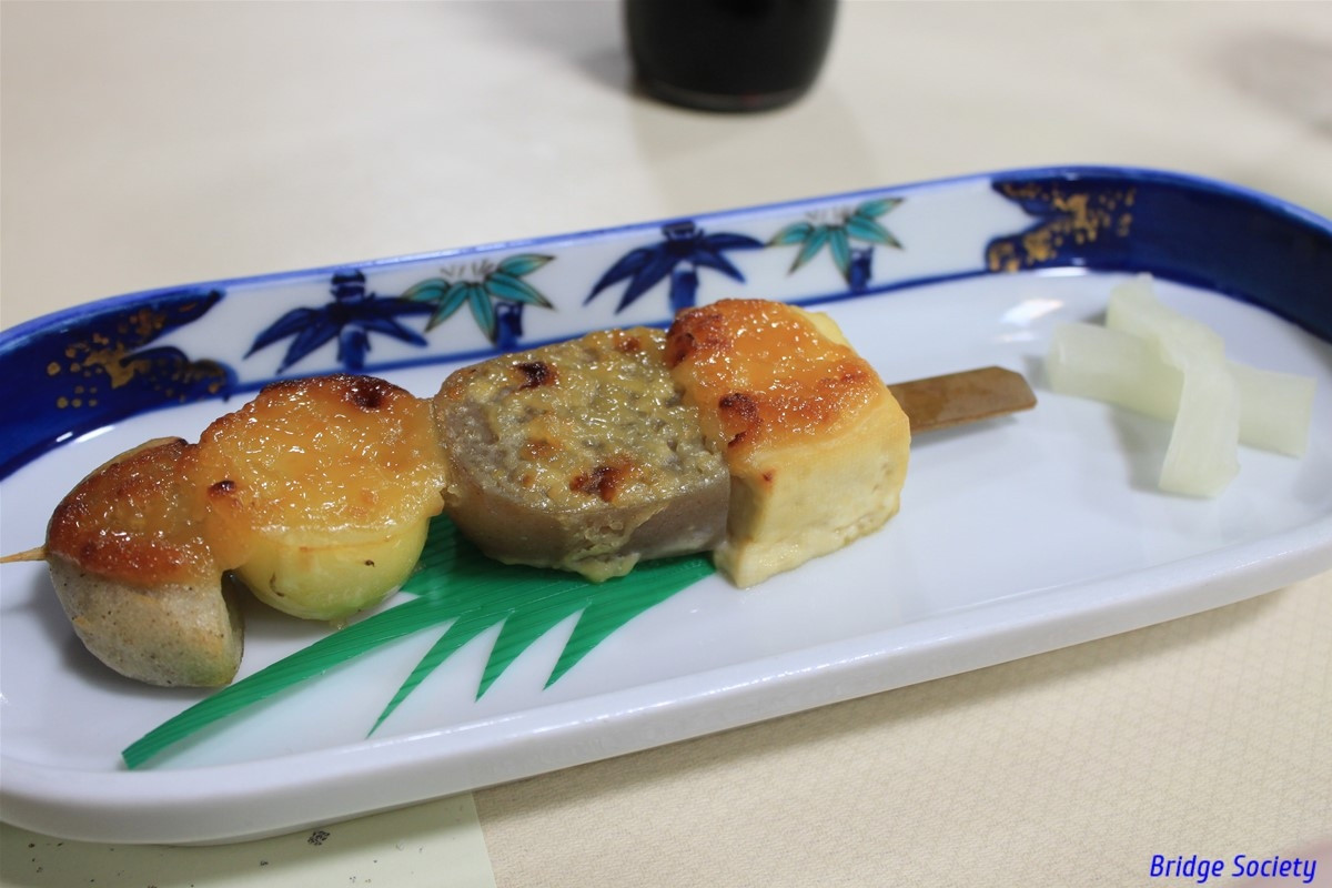 郷土料理でこまわし　里芋や岩豆腐等の味噌田楽です。