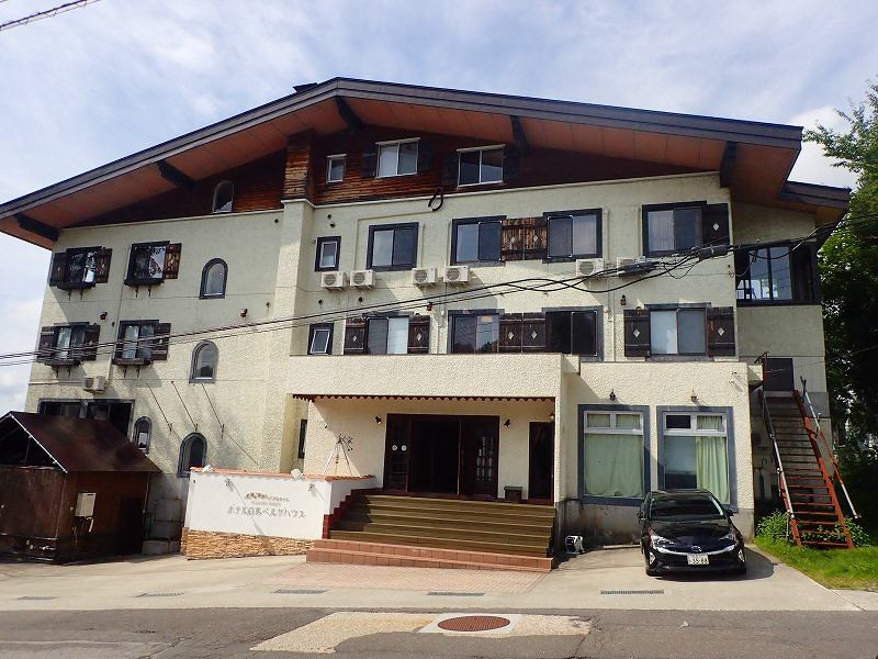 正面の様子。裏側の部屋が山を見通せる