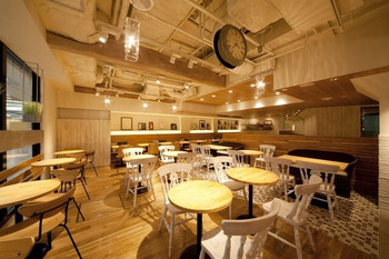 「ベシャメルカフェ」内観 1020238 【店内】テーブル席①
