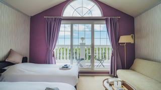 デラックス ツインルーム シングルベッド 2 台 バルコニー パーシャルシービュー