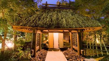 施設の正面 (日没後) / 4