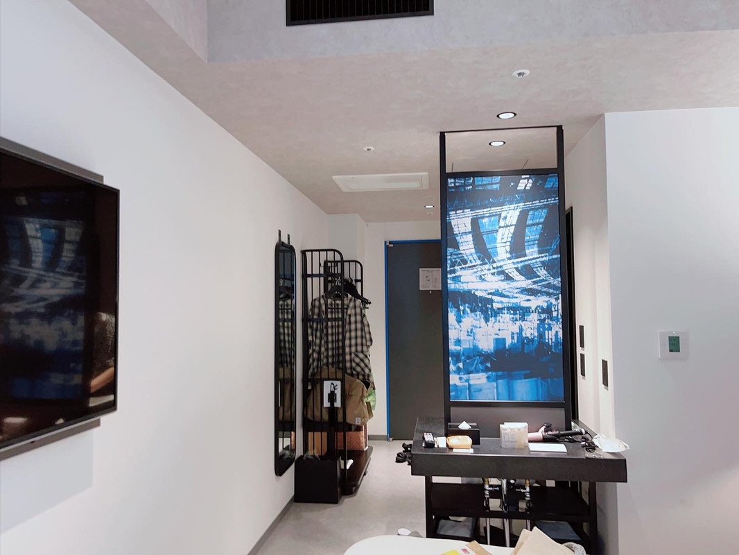 洗面台の裏が小物置きに。ラックにも荷物やお土産を置いておけます。