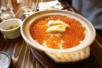 「米心」 料理 52081239 鮭ハラスとイクラの土鍋めし　980円