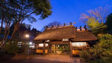 施設の正面 (日没後) / 8