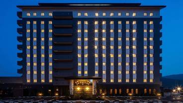 施設の正面 (日没後) / 1