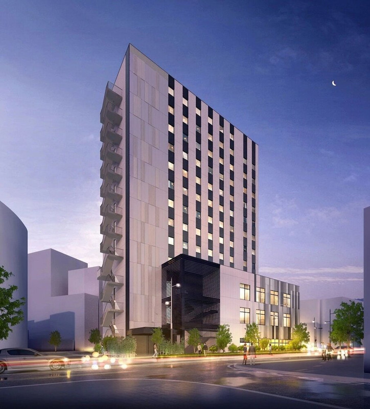 施設の正面 (日没後)