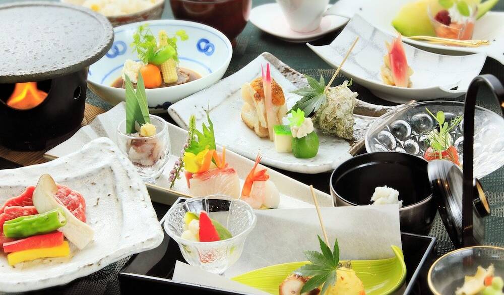 出来たてをいただく
旬の食材たっぷりの懐石 / 1