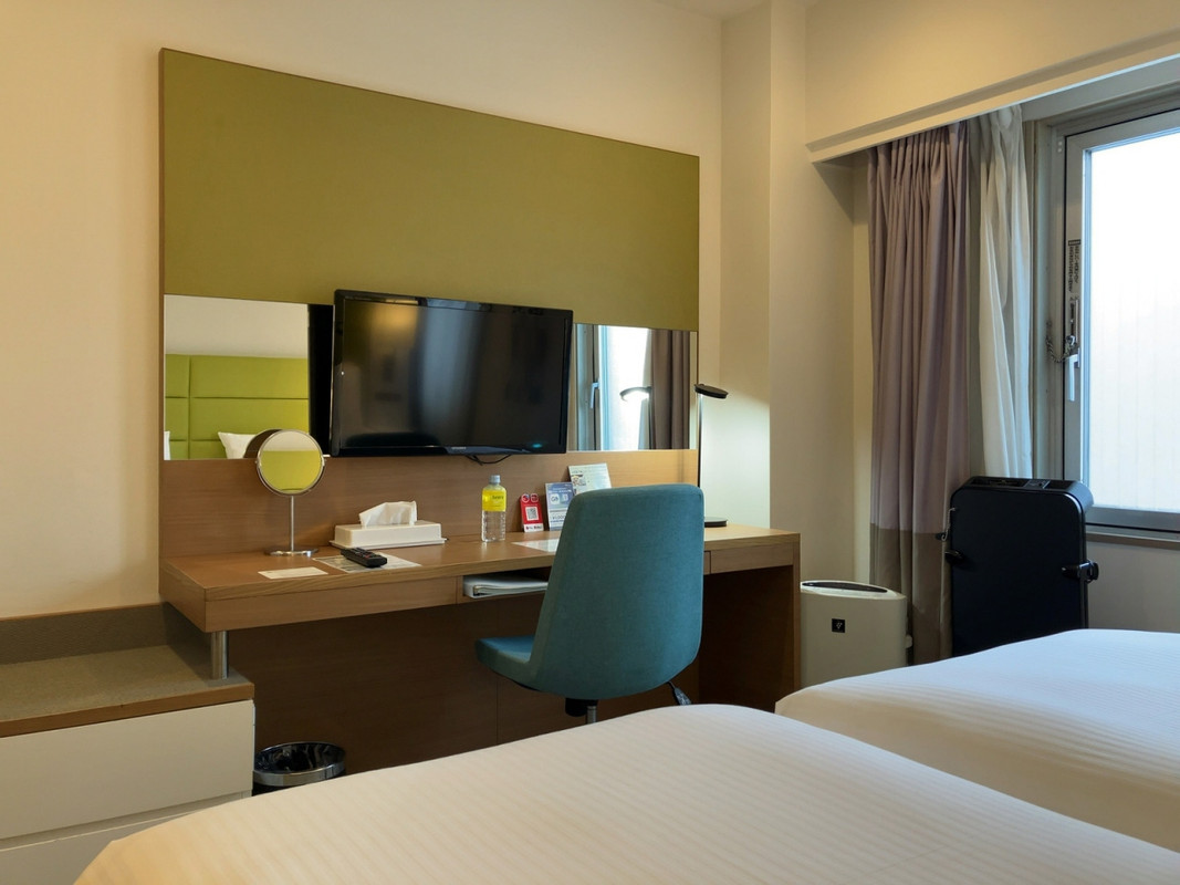 ホリデイインのイメージカラーでまとめられています