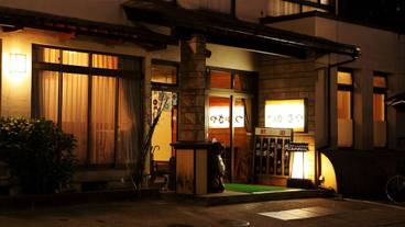 施設の正面 (日没後) / 1