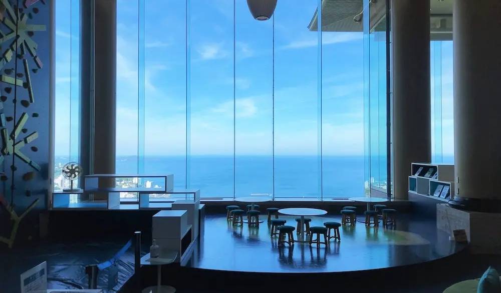 とにかく館内の随所で心奪われた海景色。「アクティビティラウンジ」からの景色は、特に写真映えスポットでした!