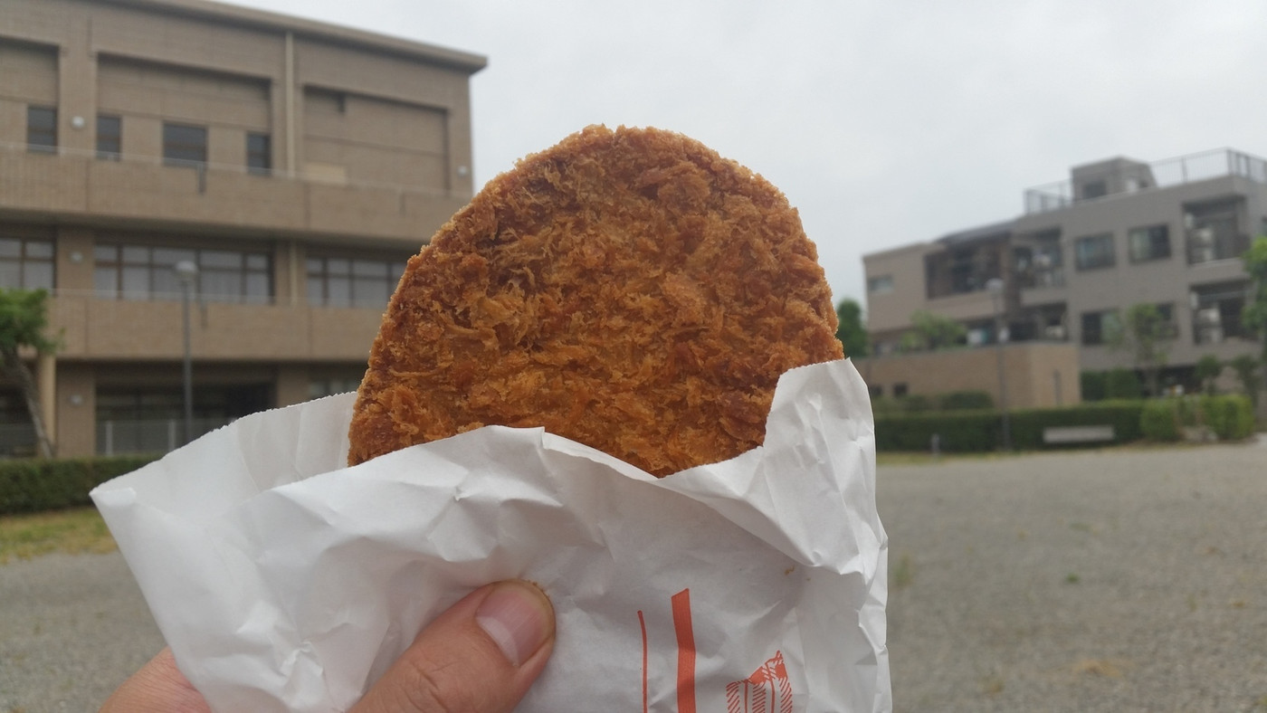 「手作りの店 さかい」料理 41750 公園で休憩がてら「マグロメンチ (200円)」♪