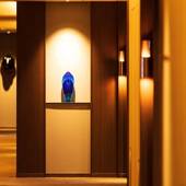 ホテルオークラ京都 岡崎別邸（京都府 リゾートホテル）：16時からは宿泊者限定の館内アートツアーを開催。京都の伝統工芸や現代アートなど、館内を彩る作品たちをスタッフが案内してくれる。 / 4