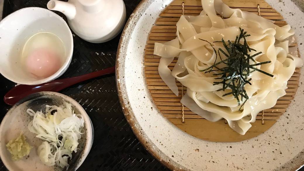 ランチは名物うどん
「まつもと」へ / 1