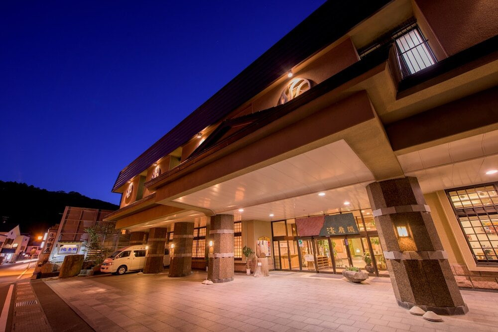 施設の正面 (日没後)